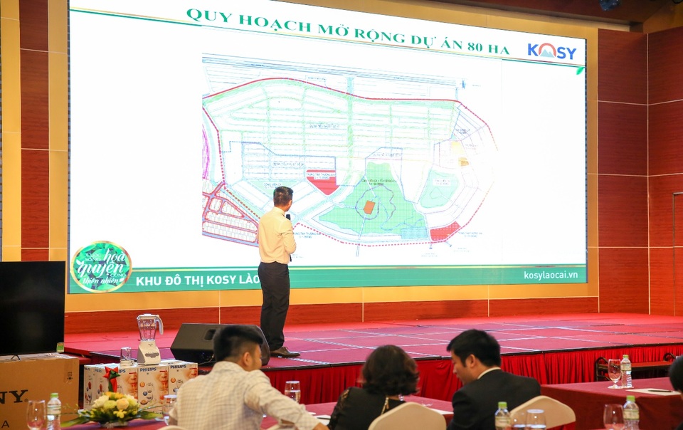 Gần 500 khách hàng tham dự “Lễ mở bán và trao sổ đỏ Khu đô thị Kosy Lào Cai” - 4 Ông Vũ Văn Khuê - Phó GĐ phụ trách KD thuyết trình về dự án