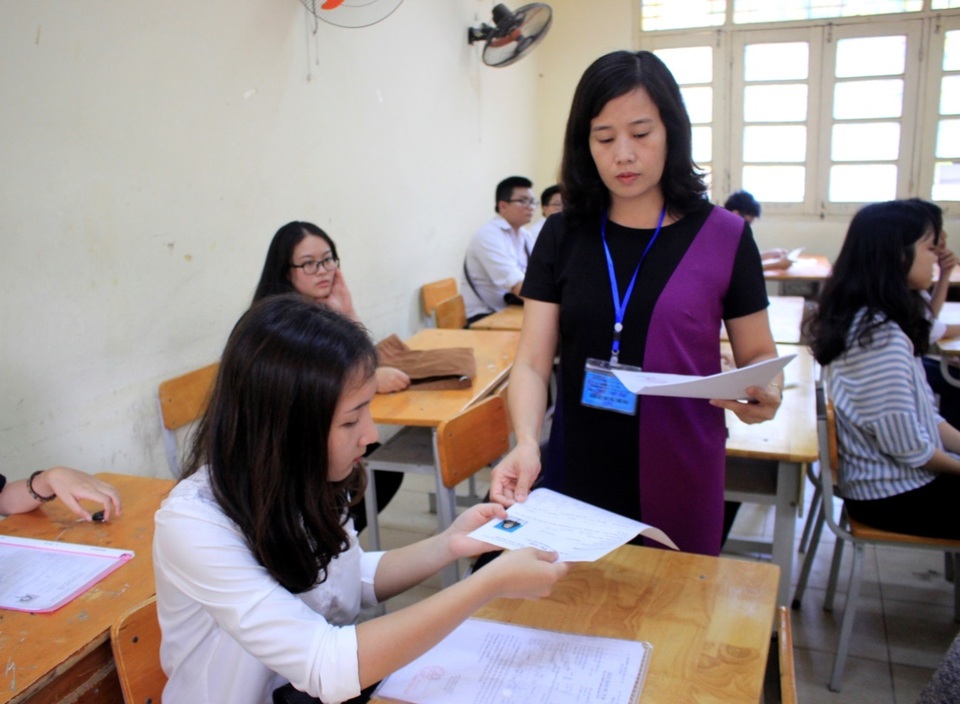 Chùm ảnh: Thí sinh cả nước làm thủ tục dự thi THPT quốc gia 2017 - 28 Giám thị đối chiếu thông tin của thí sinh.