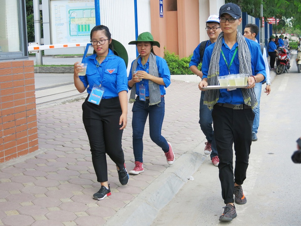 Màu áo xanh giúp xoa dịu “cái nóng” tại kỳ thi THPT Quốc gia 2017 - 5 Màu áo xanh giúp xoa dịu “cái nóng” tại kỳ thi THPT Quốc gia 2017 - 5