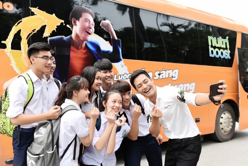 MC Phan Anh selfie cùng sĩ tử trên xe buýt tiếp năng lượng, thêm sức bền mùa thi của Nutriboost - 4 Phan Anh cũng không quên dặn dò các sĩ tử rằng, vượt qua cuộc thi sắp tới chỉ là thử thách đầu tiên trong rất nhiều thử thách trên hành trình dài đi tới thành công trong tương lai. “Do đó, cần thiết phải trang bị cho bản thân sự bền bỉ dẻo dai cả về mặt tinh thần lẫn thể chất để sẵn sàng đối mặt với chông gai, nắm lấy cơ hội để thành công”, nam MC nhấn mạnh.
