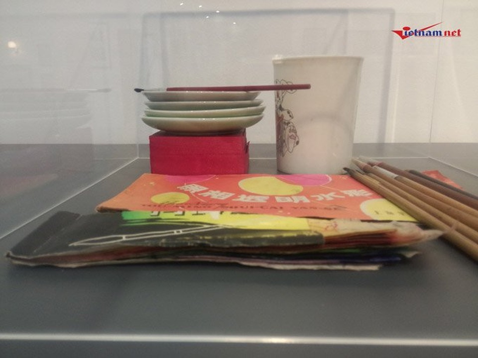 Tổ nghề ảnh Lai Xá: Từ giúp việc đến ông chủ nổi tiếng bên Pháp - 4
Dụng cụ bút lông, màu giấy để chấm sửa màu ảnh của nghệ nhân Lai Xá. Ảnh: Diệu Bình