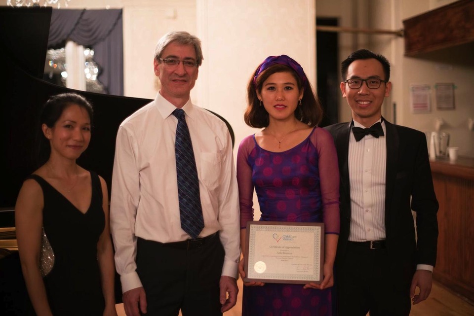 Đêm hòa nhạc tại New York hướng về trẻ em khuyết tật Việt Nam - 5
Nghệ sĩ Quỳnh Nguyễn, luật sư Larry Borten- người sáng lập ChildCare VietNam, nghệ sĩ Ánh Nguyễn Rozman và đại diện BTC (lần lượt từ trái qua).