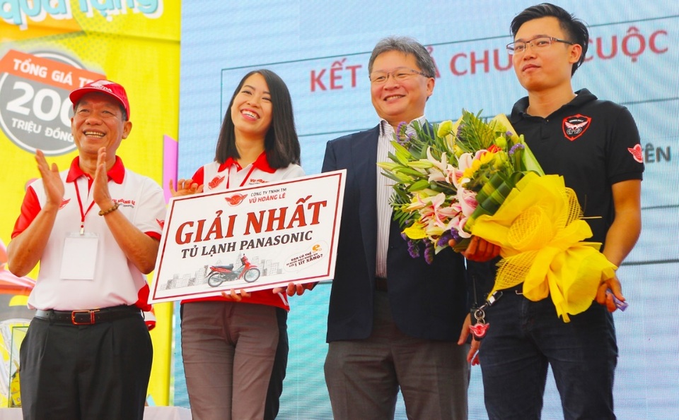 “Bí kíp” của những kỉ lục gia tiết kiệm xăng - 4 “Luôn đi thật đều ga, khoảng 40 km/giờ với những đoạn đường quang đãng như trong cuộc thi và quan trọng là cần chú ý quan sát thật kĩ địa hình phía trước để tránh bóp phanh đột ngột. Việc phanh gấp khiến xăng tiêu tốn đáng kể.” Chính là cách của anh Vũ Long Biên, giải Nhất cuộc thi Lái xe Tiết kiệm nhiên liệu tại Hà Nội, dùng để chinh phục thành tích 116.38 km/lít.