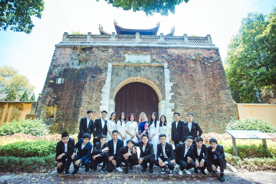 “Cô gái vàng” của Hanoi Academy lọt top 100 kỳ thi THPT - 4 Hà Thanh và bạn bè cùng lớp.