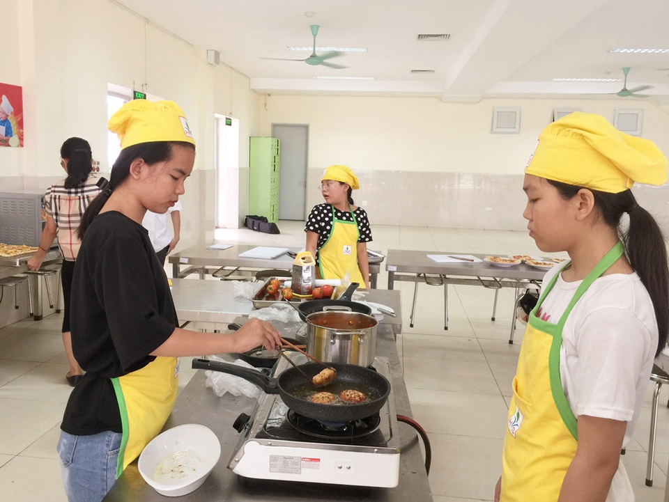 Vào hè, học sinh tiểu học hóa “đầu bếp nhí” - 4 Các em được hướng dẫn nguyên tắc đảm bảo an toàn khi vào bếp.