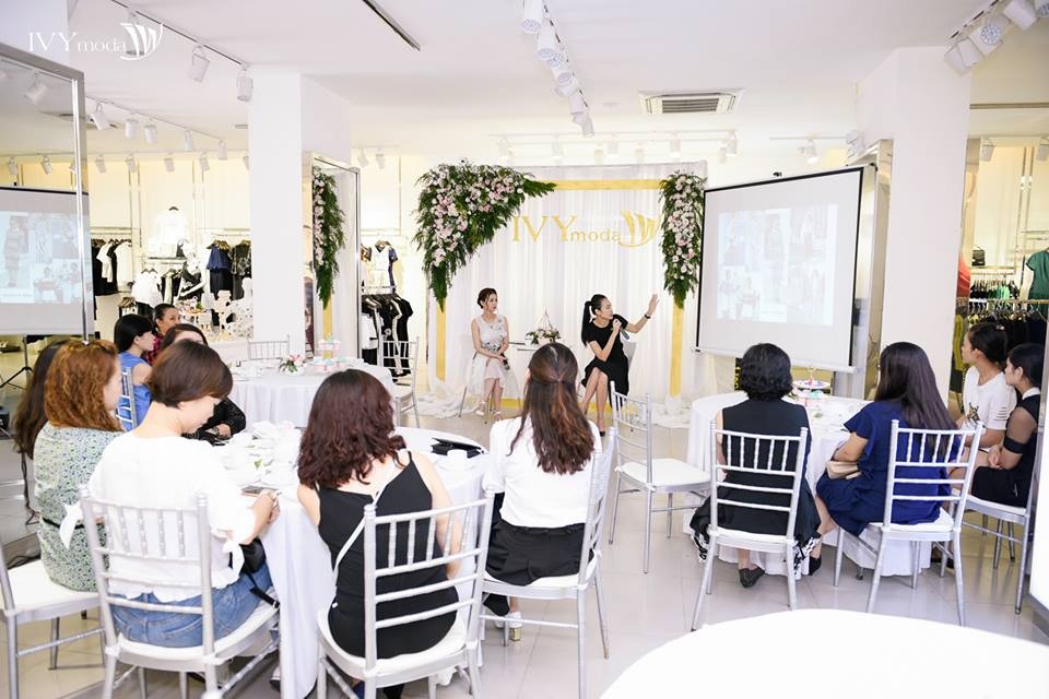 “Sức mạnh nữ quyền” - sợi dây kết nối hay mối lương duyên thời trang với phụ nữ? - 4
Fashion talk - với tâm điểm chính là chia sẻ về xu hướng thời trang trên thế giới và việc ứng dụng ở nước nhà với hai chủ đề chính: khám phá vẻ đẹp và cá tính bên trong bạn, sức mạnh nữ quyền – khi phụ nữ bứt khỏi giới hạn. Trong buổi tiệc trà này, người yêu thời trang cũng được hướng dẫn cách phối đồ sao cho phù hợp với dáng người bởi 2 stylist, 2 fashion icon đình đám: BIên tập viên tạp chí ELLE Việt Nam, Fashionista- Trương Thanh Trúc và Trần Tiến Đạt – Stylist của hàng loạt các sao nổi tiếng trong showbiz Việt như Lý Nhã Kỳ, Đông Nhi….