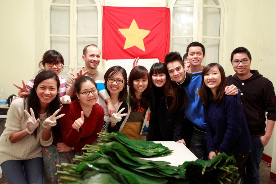 Nên học tại Việt Nam hay du học: Kỳ 2 - Chọn ngành đúng chưa đủ - 4 Ảnh: Du học sinh Việt Nam tại Canada gói bánh chưng đón tết cổ truyền của dân tộc