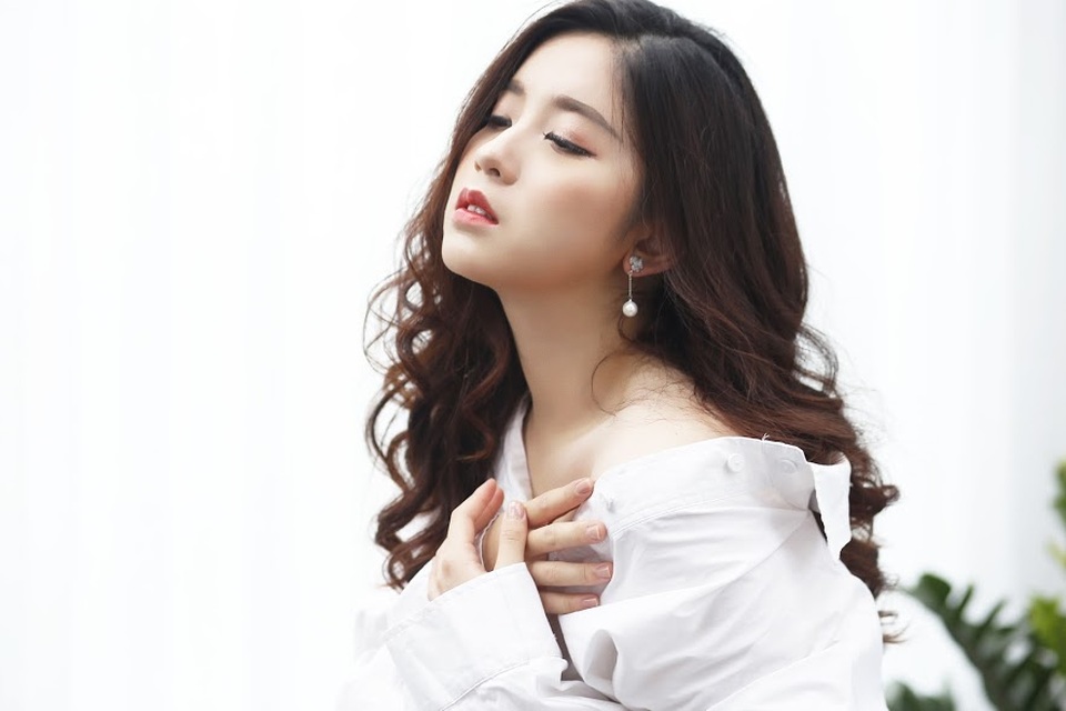 Vẻ cuốn hút của cô gái 9X nổi bật trong cộng đồng DHS Việt tại Anh - 4
Chi tâm sự, muốn trở thành một người phụ nữ hiện đại, bản lĩnh.