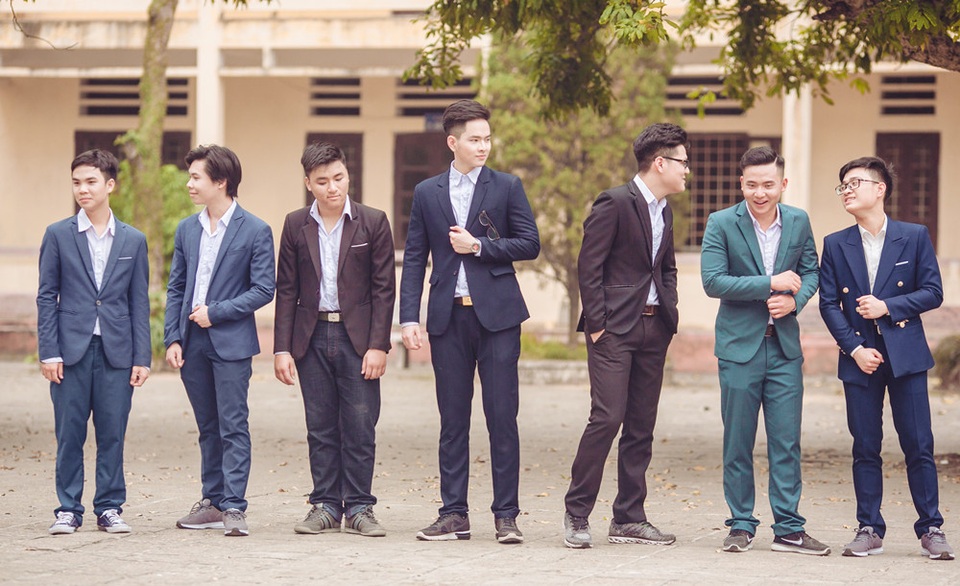 Nam sinh chuyên Anh giành điểm 10 môn Sử - 3 Trần Bảo Sơn (giữa) sáng lập chuỗi hoạt động cuối cấp cho học sinh trường THPT Sơn Tây.