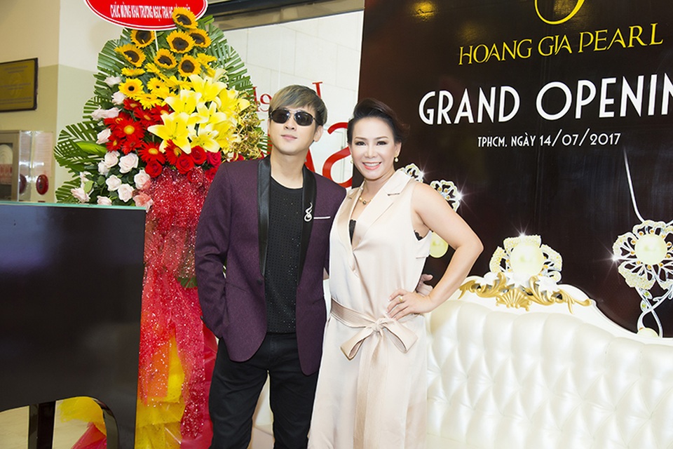 Nam ca sĩ gặp gỡ Hoa hậu Doanh nhân Ngọc Nga. Cả hai đều là khách hàng thân thiết của một thương hiệu trang sức ngọc trai lớn.