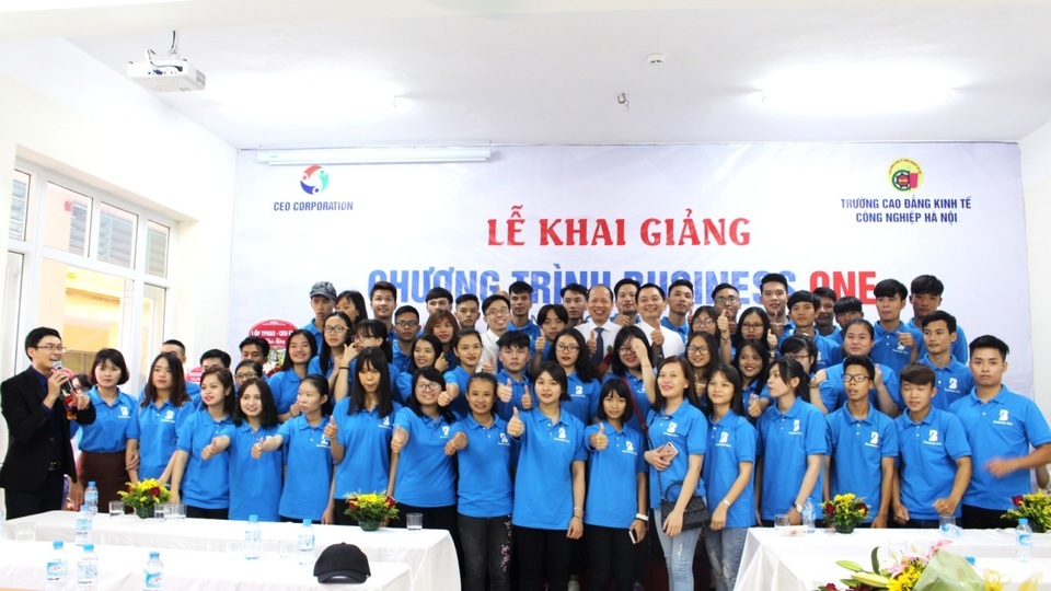 Chương trình đào tạo doanh nhân theo mô hình Quân đội khai giảng khóa 2 - 4
Tập thể học viên Business One khóa 2 hào hứng bắt đầu năm học mới.