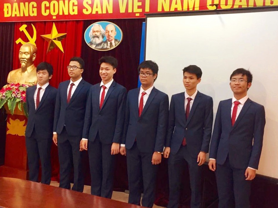 Nam sinh Việt đạt điểm cao nhất Olympic Toán quốc tế: Sức bật tuyệt vời! - 4 Quốc Huy (trái, ngoài cùng) và 5 thí sinh của đoàn Việt Nam thi IMO 2017.