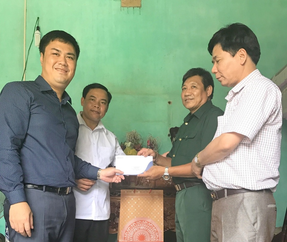 Những tấm lòng tri ân sưởi ấm đất Bình Lục - 4
TS. Đỗ Minh Chính thăm và tặng quà các gia đình bà mẹ Việt Nam anh hùng, thương binh và anh hùng lực lượng vũ trang tại Bình Lục, Hà Nam với sự tham gia của Lãnh đạo Huyện.