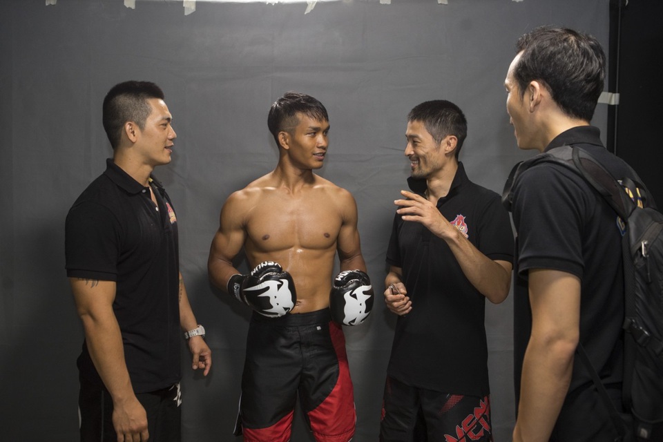 Johnny Trí Nguyễn: “Các cao thủ sẽ dần lộ diện tại Coco Championship” - 4 Johnny Trí Nguyễn hào hứng chia sẻ cùng các võ sĩ phía sau hậu đài