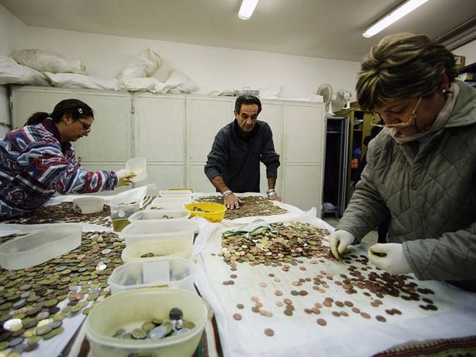 1,5 triệu đôla du khách ném xuống đài phun nước ở Rome đang ở đâu? - 4