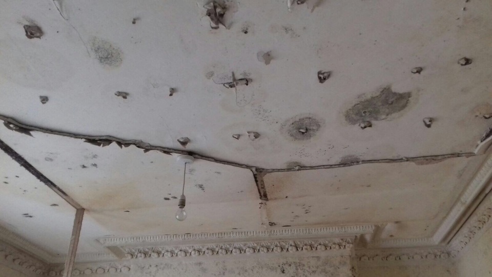 Một ngôi nhà ở Anh được bán đấu giá với mức chưa đến 30.000 đồng - 4
Một căn phòng trong ngôi nhà này có một vết nứt khổng lồ trên trần nhà. Có thể đây là mối đe dọa về an toàn cho khách mà báo cáo đề cập đến. (Nguồn: BI)
