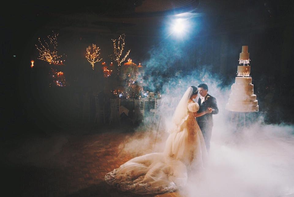 Jessica và Ken cùng khiêu vũ lãng mạn trong bữa tiệc