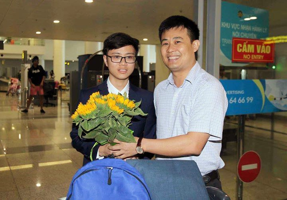 Đoàn Olympic Sinh học hân hoan trở về với HCV thứ 3 trong 21 năm tham dự - 4 Chàng trai xứ Thanh Dương Tiến Quang Huy (học sinh lớp 12, Trường THPT chuyên Lam Sơn, tỉnh Thanh Hóa) giành HCB.