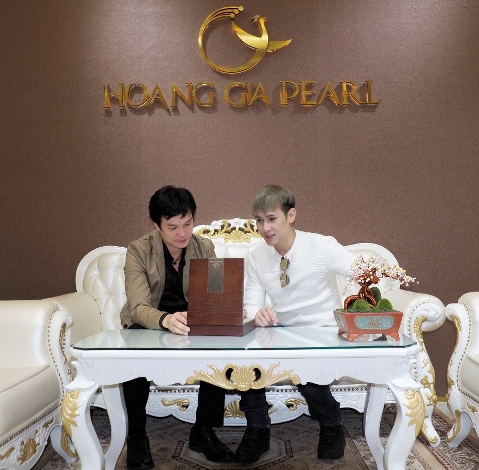 Nguyên Vũ tìm vật phẩm quý cho 25 năm ca hát - 4 Nam ca sĩ nhờ Nghệ Nhân Ưu tú Hồ Thanh Tuấn (trái) giúp sức để chế tác nên tác phẩm trang sức ngọc trai Trống Đồng đặc biệt cho chương trình đinh của mình.