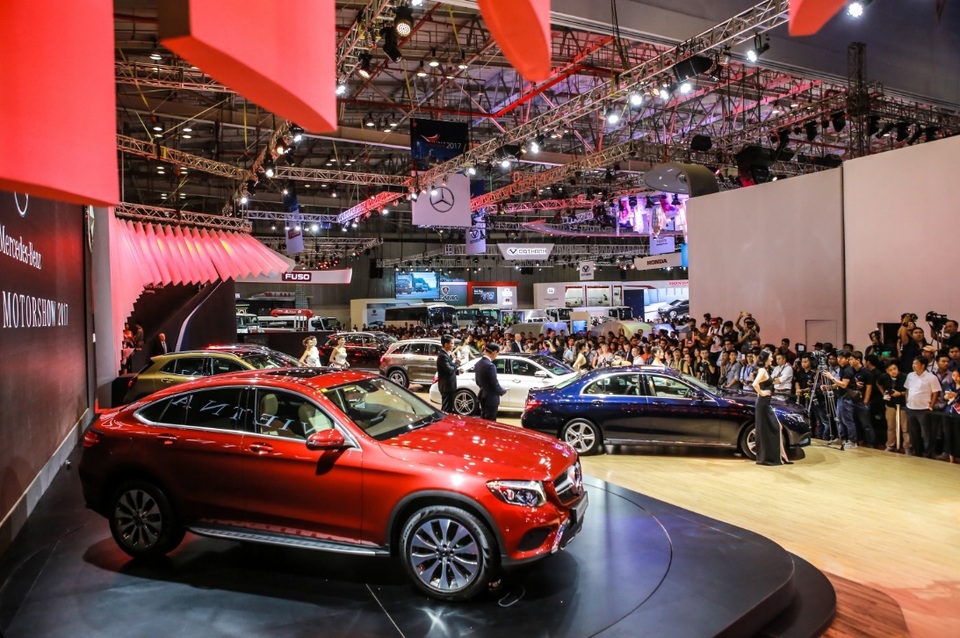 Mãn nhãn với dàn xế 60 tỷ từ Mercedes-Benz - 4 GLA 200, GLA 250 4MATIC được MBV phân phối với mức giá lần lượt là 1,619 và 1,859 tỷ đồng (đã bao gồm thuế GTGT).