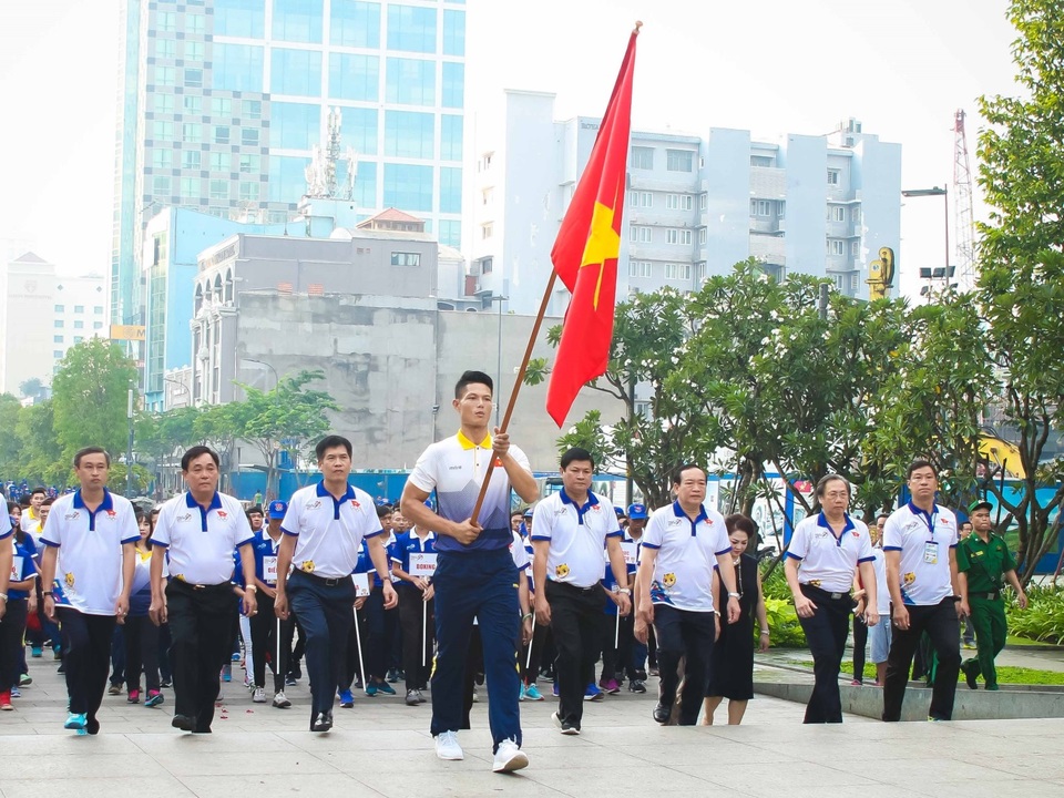 VĐV Nguyễn Văn Hùng thì cho biết đang rất hừng hực khí thế và sẽ quyết tâm thi đấu hết mình vì màu cờ sắc áo. Có một chi tiết khá thú vị, là Hùng từng được người hâm mộ võ thuật biết đến là nhà vô địch bất khả chiến bại hạng cân trên 80kg Taekwondo trong 5 kỳ SEA Games từ năm 1999 đến 2007. Tuy nhiên, trong kỳ SEA Games 29 này, cựu tuyển thủ Taekwondo Việt Nam xuất hiện trong vai trò mới là đội trưởng Đội tuyển bóng rổ Quốc gia. Tại buổi lễ xuất quân khu vực phía Nam, VĐV Nguyễn Văn Hùng đã vinh dự được cầm quốc kỳ dẫn đầu đoàn đi bộ đồng hành.