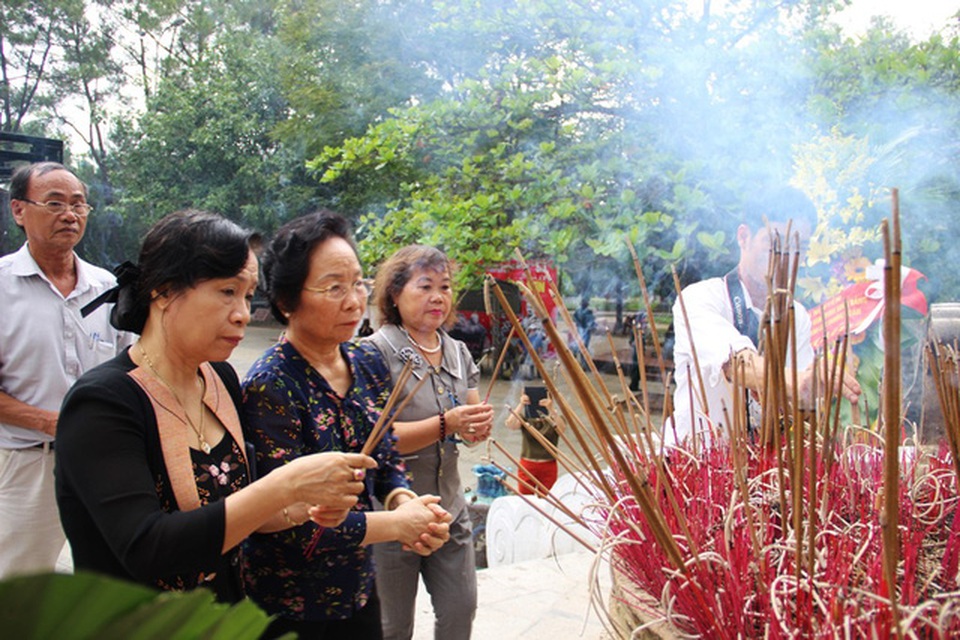 Chủ tịch Hội Khuyến học Việt Nam tri ân các anh hùng, liệt sĩ tại Quảng Trị - 5 Lãnh đạo Hội Khuyến học thành kính dâng hương lên các liệt sĩ