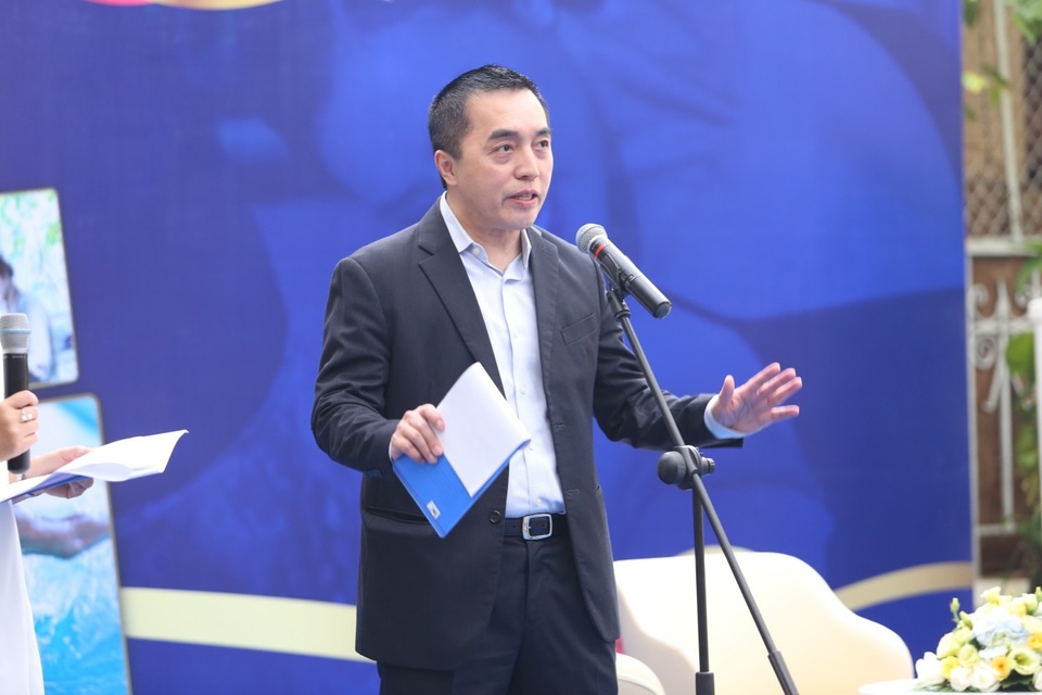 Bộ ảnh ghi lại những ước mơ người lớn tuổi - 4 Tổng giám đốc Abbott phát biểu khai mạc triển lãm ảnh