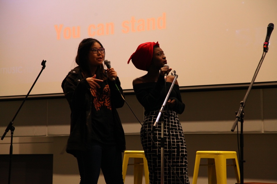 Canberra - "Khúc yêu thương" của du học sinh Việt - 4
Tiết mục biểu diễn Karaoke ngẫu hứng của hai khách mời quốc tế. (Ảnh: Minh Quân)