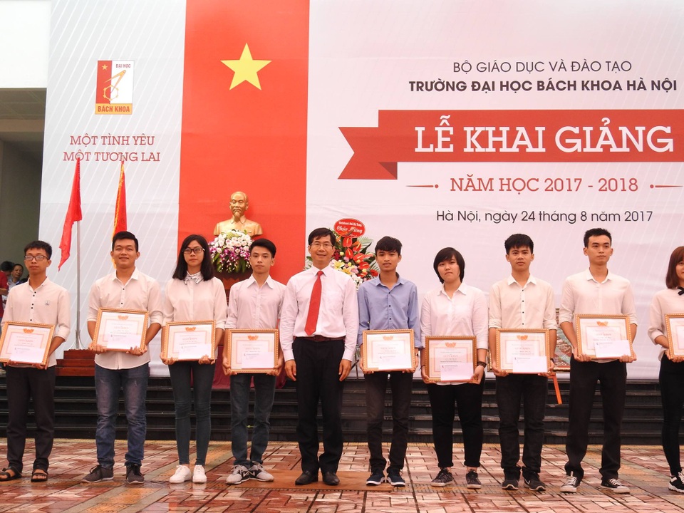 Bộ trưởng Phùng Xuân Nhạ: “Tân sinh viên hãy trau dồi tính nhân văn, kỹ năng sống” - 4 Cũng trong buổi lễ, sinh viên xuất sắc nhất của các khóa đã nhận giấy khen và phần thưởng của trường.