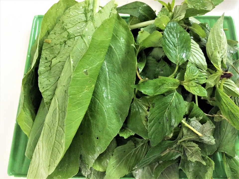 Bánh khọt miền Tây thời hiện đại: Làm dễ ợt! - 5
Rau sống không thể thiếu cho món bánh khọt