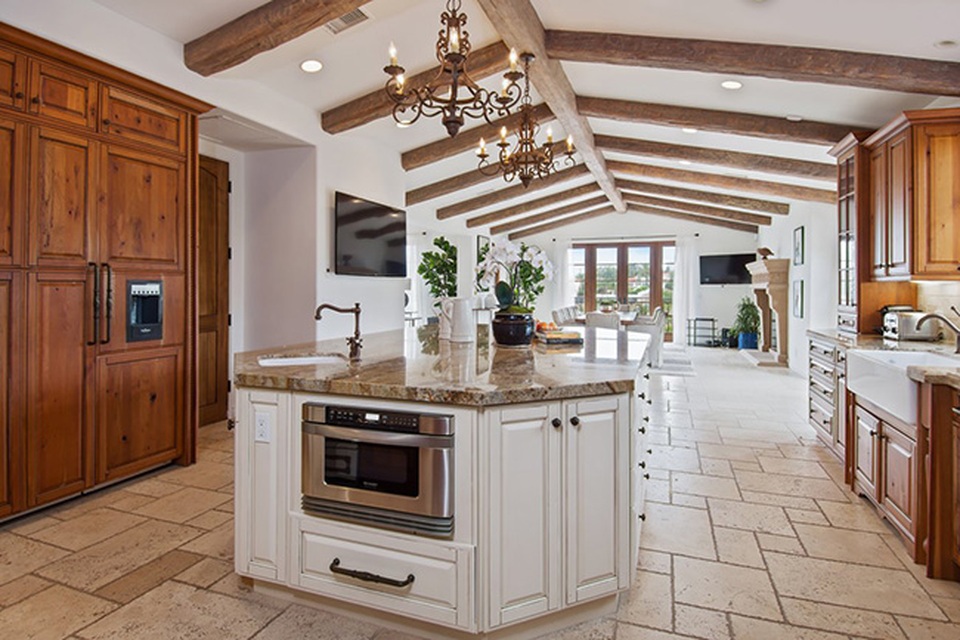 Choáng ngợp với biệt thự cổ nằm giữa vườn nho có giá tới 284 tỷ - 5 Gian bếp rộng, thoáng và tràn ngập ánh sáng.