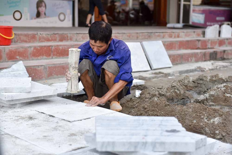 Hà Nội lát vỉa hè bằng đá truyền thống tuổi thọ 70 năm - 2
Việc lát vỉa hè bằng đá tự nhiên được thực hiện theo chủ trương của thành phố quy định các tuyến đường mới, dự án cải tạo phải lát bằng đá tự nhiên có độ bền kết cấu 50-70 năm. Sau đó, nhiều tuyến phố ở các quận huyện khi cải tạo đã sử dụng loại vật liệu này.