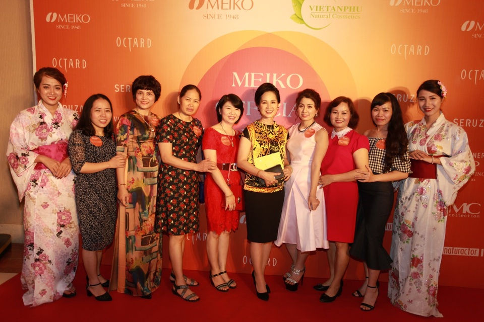 Văn hóa và vẻ đẹp Meiko tôn vinh đẳng cấp người tiêu dùng Việt - 4
NSND Lan Hương chụp hình cùng khách mời...