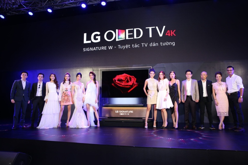 The Face mùa 2 “chơi lớn” khi trao giải cho quán quân chiếc TV trị giá 300 triệu - 4 Có lẽ chính Tú Hảo cũng không ngờ rằng, cô sẽ giành được danh hiệu quán quân The Face 2017, và là người sở hữu chiếc TV LG OLED Signature W trị giá 300 triệu mà mình đã “thả dáng” cùng.