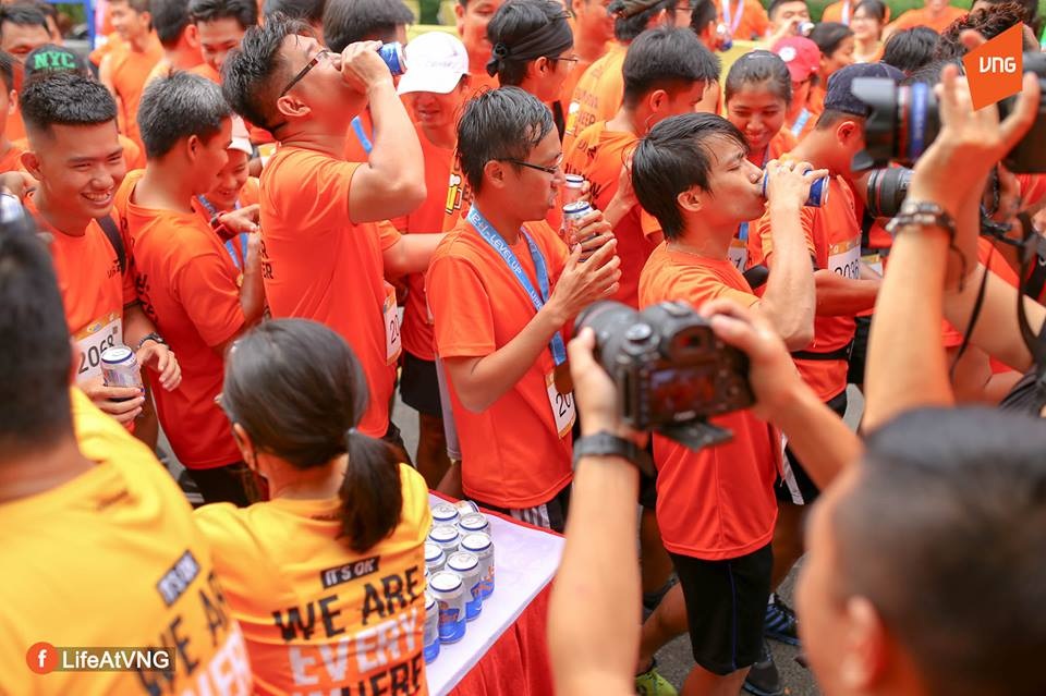 Cơn lốc "màu da cam" tại đường chạy vì thiện nguyện - 4 Sau đường đua cuối chính thức 10km, chương trình còn mở thêm đường đua vui “Beer Run” 3km để đem lại không khí vui vẻ và thân tình cho các nhân viên VNG cùng người tham dự.