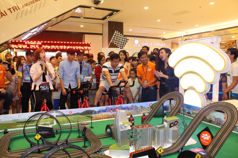 Min và biểu cảm ngỡ ngàng hết sức đáng yêu khi một khán giả giành chiến thắng với kết quả tối đa.