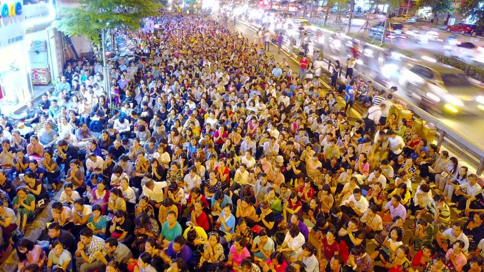 Hà Nội: Hàng nghìn người ngồi kín lòng đường dự lễ Vu Lan - 4
Người tới dự lễ ngồi kín đoạn phố Tây Sơn từ ngã ba giao phố Thái Thịnh đến Ngã Tư Sở, dài khoảng 400m. Để phục vụ nhu cầu tín ngưỡng của nhân dân, vào những buổi lễ như thế này, lực lượng chức năng tổ chức phân luồng để các phương tiện không đi qua đoạn phố nơi người dân ngồi hành lễ.