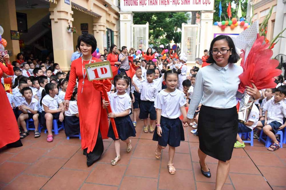 Bỡ ngỡ ngày tựu trường đầu tiên trong đời - 4
Cô giáo và khách mời đón các em lớp 1 từ cổng trường.