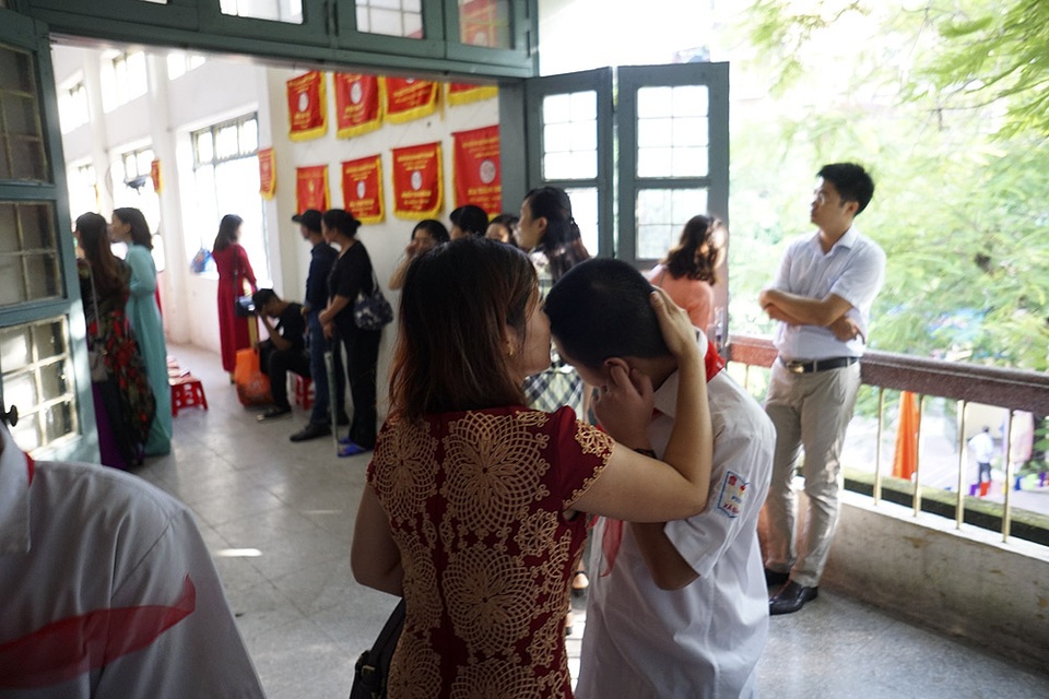 Lễ khai giảng đặc biệt ở ngôi trường hát Quốc ca bằng tay - 5
Cử chỉ yêu thương của một người mẹ khi đưa con đến trường dự lễ khai giảng.