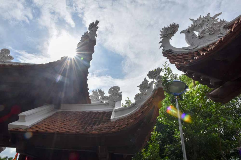 
Mái đền uống cong, ngói đền là loại ngói vẩy cá theo kiến trúc đền chùa truyền thống.
