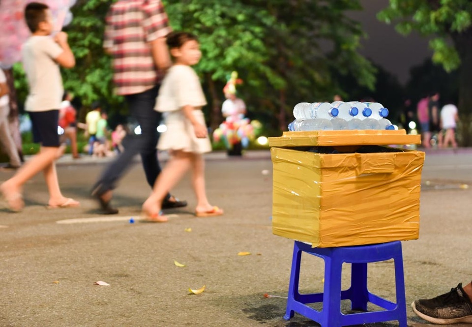 Hàng rong bủa vây phố đi bộ hồ Gươm - 4
Hàng rong bán nước lọc rất gọn nhẹ để dễ bề trốn tránh lực lượng chức năng. Theo quy định, hoạt động bán hàng rong bị cấm trong toàn khu vực phố đi bộ quanh hồ Gươm.