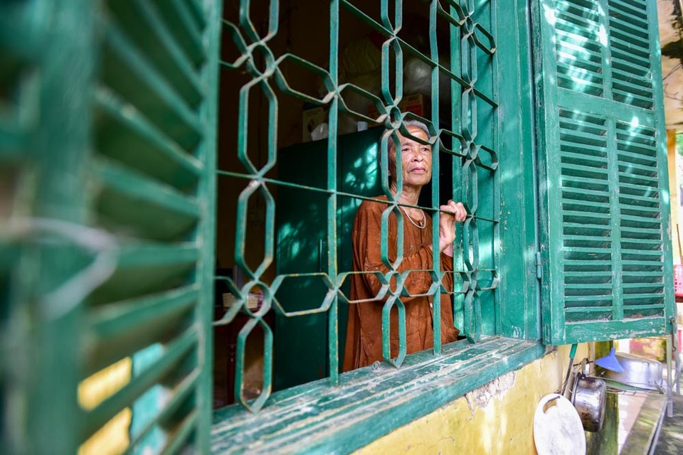 Ám ảnh những phận già cô đơn trong trại phong bỏ hoang ở Hà Nội - 4
Cụ Nguyễn Thị Sợi là một những người đầu tiên sống ở trại Đá Bạc, đến nay đã được gần 50 năm. Cụ tâm sự: Khi trại chuyển đi, tôi buồn lắm, lúc nào cũng cảm thấy cô đơn. Nhưng cô đơn mãi rồi cũng quen. Chính Tôi là người xin ở lại vì ở đây lâu quá rồi, quen không khí, quen với những căn phòng này với bao nhiêu kỷ niệm“.