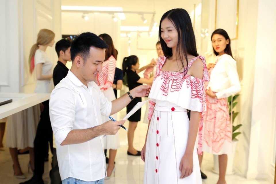 "Cuộc chiến" giữa Phạm Hương, Minh Tú, Mâu Thủy - 4 Các người mẫu thử trang phục trong BST mới của Lê Thanh Hòa.