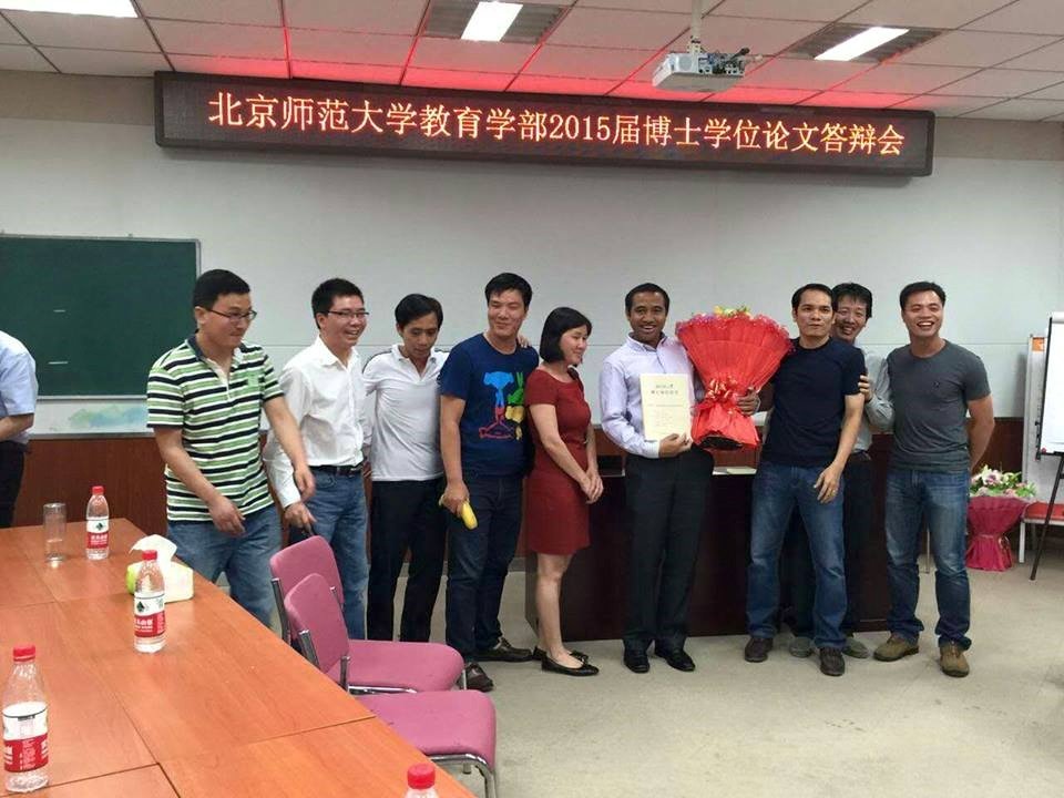 Chàng trai người K'Ho đầu tiên du học và nhận bằng tiến sĩ quốc tế - 4
Cil Duin rạng rỡ trong ngày anh nhận bằng tốt nghiệp tiến sĩ.