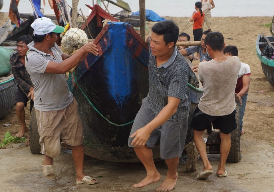 Công an giúp dân gặt lúa chạy bão - 11 Đưa thuyền lên bờ
