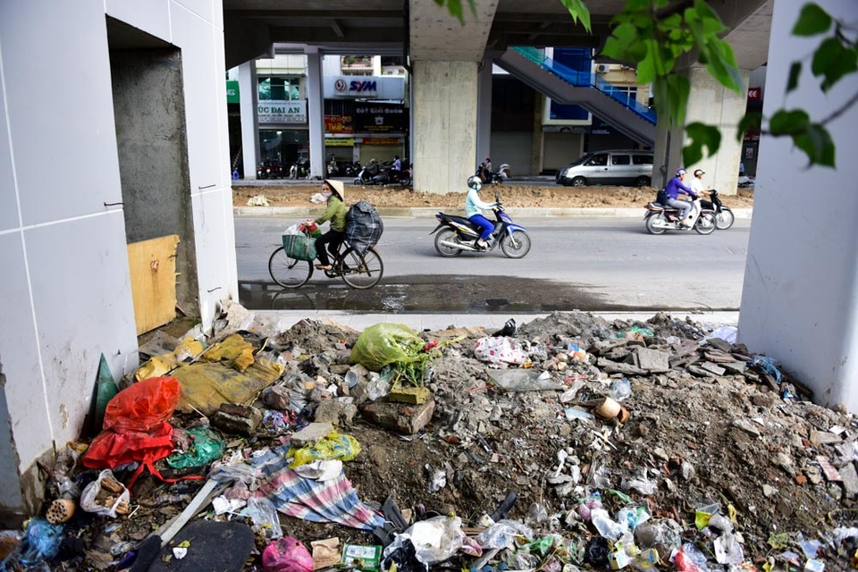 Nhiều rác thải xuất hiện dưới đường sắt trên cao Cát Linh - Hà Đông - 3 
Rác thải chất đống, bốc mùi nồng nặc dưới cầu thang nhà ga Hoàng Cầu.