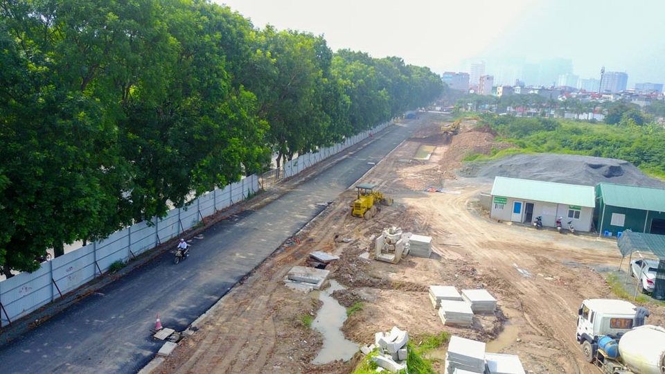 Công trường đường vành đai hơn 8.500 tỷ đồng ở Hà Nội - 4
1.300 cây xanh, trong đó phần lớn là xà cừ lâu năm, dự kiến sẽ được đánh chuyển, chặt hạ để phục vụ thi công tuyến đường. Tuy nhiên sau những ý kiến trái chiều, Hà Nội đã tổ chức họp các ban ngành để tính toán lại phương án. Hiện hơn 1.000 cây xa cừ cổ thủ vẫn được giữ lại.