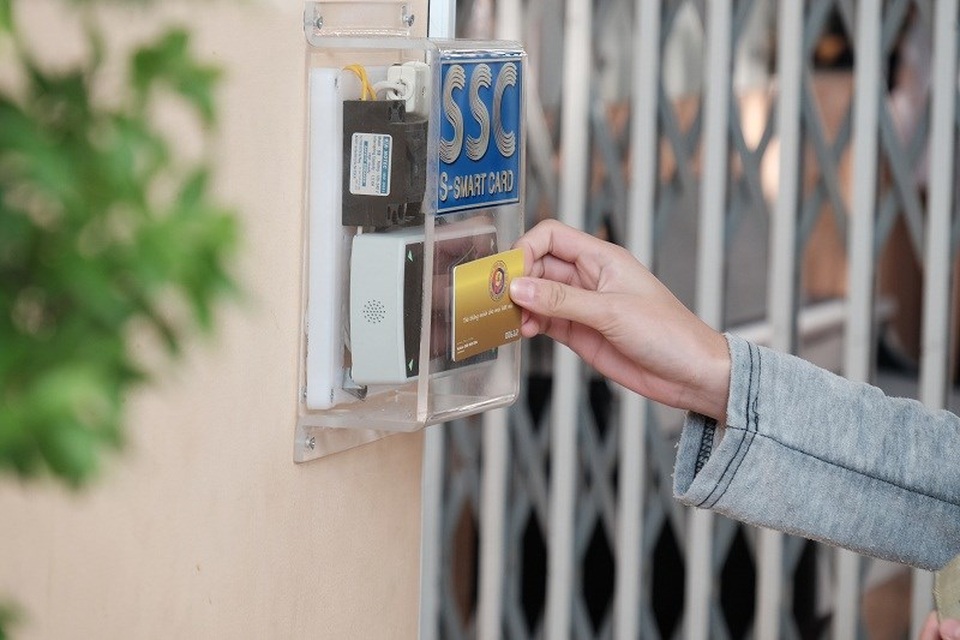 HS tới trường, quẹt thẻ chuyên nghiệp như đi làm - 6
Chiếc thẻ từ màu vàng, có in tên, lớp của các em học sinh. (Ảnh: Thanh Tuyền)