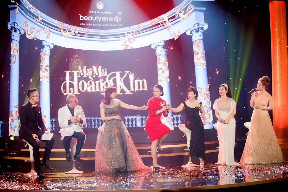 Nếu định phẫu thuật thẩm mỹ, nhất định phải nghe tư vấn này - 4 Dàn Hoa hậu Bùi Bích Phương, Diệu Hoa, Giáng My và người đẹp Thủy Hương có màn gặp gỡ và chia sẻ với các bác sỹ hiện đang chăm sóc sắc đẹp cho mình trong đêm tiệc tri ân “Mãi mãi Hoàng Kim” diễn ra vào tối 10/9 vừa qua. Các người đẹp “không tuổi” chia sẻ: dấu vết thời gian không “buông tha” một ai cả, dù là những người đẹp hay cả những hoa hậu, á hậu. Vì vậy mà bản thân họ cũng thường xuyên đến Beauty Medi để tìm lại nét thanh xuân của mình và kết quả nhận được chưa bao giờ phải thất vọng.