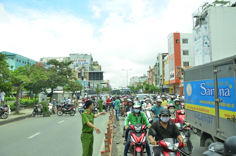Cháy cửa hàng sơn, 1 người chết 2 người bị thương - 8 Do ảnh hưởng của vụ cháy khiến giao thông qua khu vực ùn xe kéo dài.